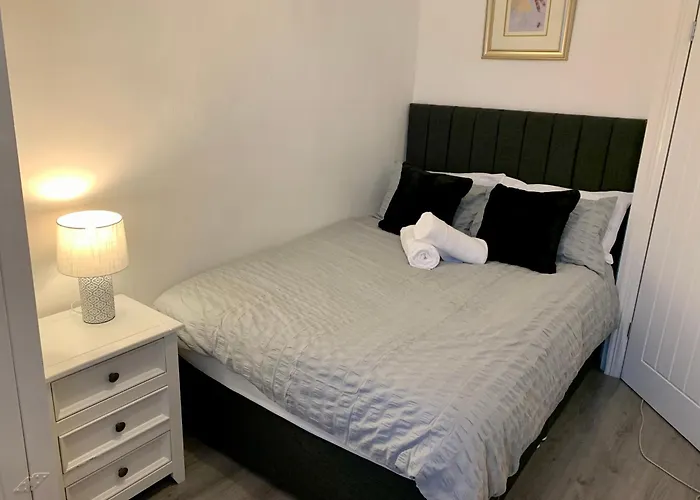 Blossom Holiday Lets - 3 Bed Bensham Apartment